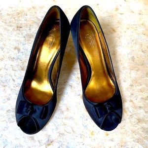 ANN TAYLOR LOFT Black satin peep open toe w/bow